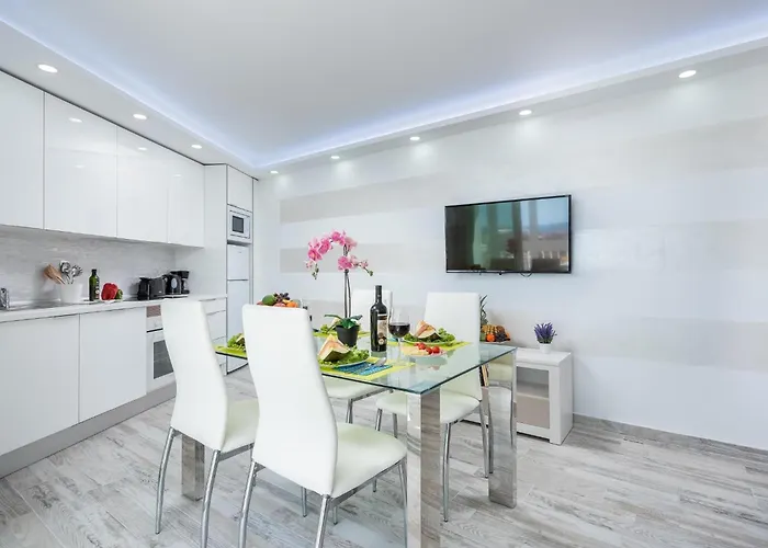 10d. Enchanting In Americas Playa de las Americas (Tenerife)